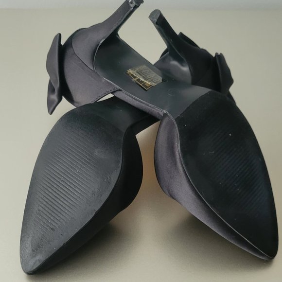 Journee Collection Tanzi Black Satin Pump 6.5 - Picture 5 of 6